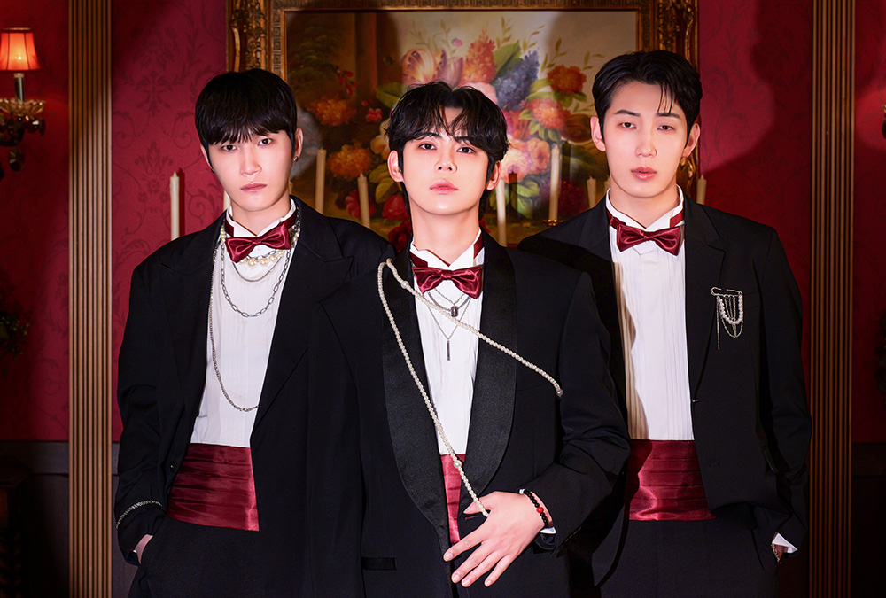 'Red Carpet' Artist Photo RED / NEW WORLD