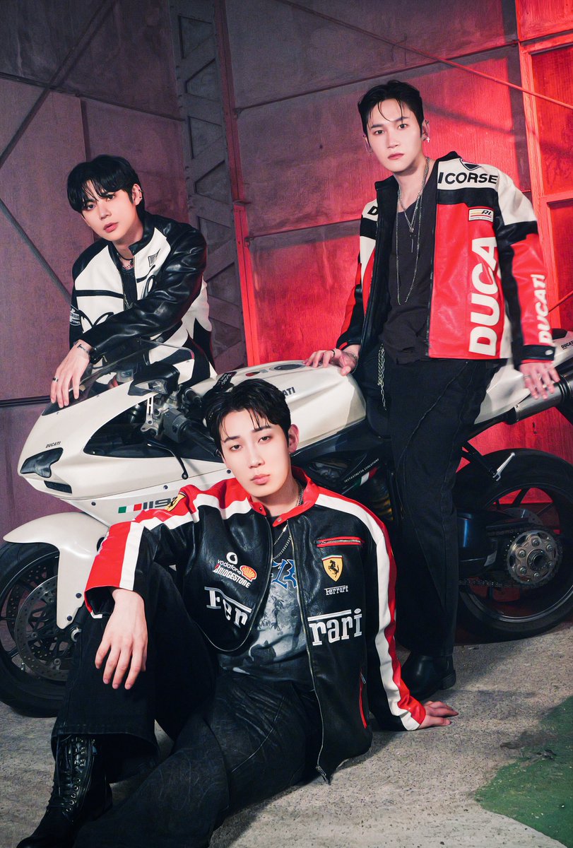 'Red Carpet' Artist Photo BLUE / NEW WORLD