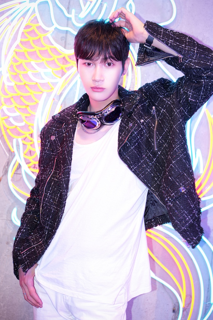 'Red Carpet' Artist Photo PURPLE / WANCHUL